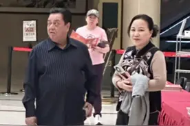 78岁李金斗在北京被偶遇，老婆张蕴华陪伴在旁，77岁保养得真好图片