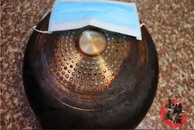 家里炒的菜锅用久了，又黑又脏？只需一个口罩，锅底立马干净如新图片