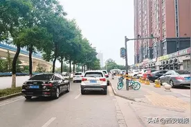 钟楼下丨出行必经道路拥堵严重 业主经常被堵在家门口图片
