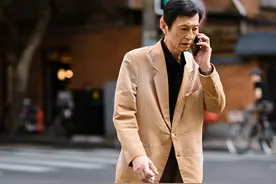 六七十岁男人，裤子穿什么颜色好看？推荐这3种减龄色，时尚百搭图片