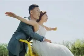 她翻墙追男友而瘫痪在床，男友毅然回来娶她，不离不弃照顾数十年图片