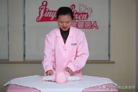 月嫂告诉你：婴儿多大可以进行翻身练习？图片