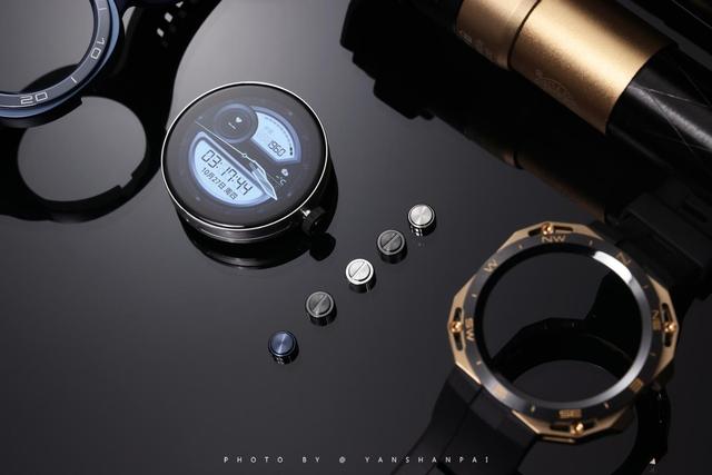 �ܴ�һ���̫���ģ���Ϊ�׿�ɻ����������ֱ�WATCH GT Cyber����