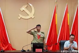 退役老兵张国英讲党课，红色精神代代传图片