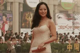 “名媛贵妇”章小蕙，穿吊带裙难掩“膀大腰圆”，但依然美丽高贵图片