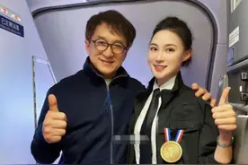 明星与空乘合影见人品？成龙搂空姐惹争议，吴京手插裤兜保持距离图片