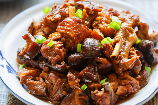 炖全鸡怎么炖好吃又好喝,炖鸡汤时,牢记"3放2不放"的诀窍,汤鲜肉香不