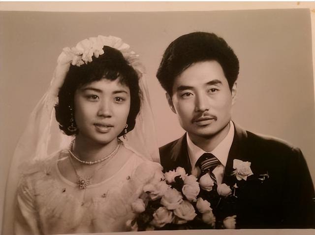 小叔和小婶的80年代爱情故事：丈母娘堵上门骂，考上大学态度变了