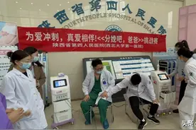 挑战“分娩吧，爸爸” 男士咬牙跺脚疼成“表情包”图片