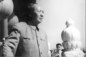 毛主席的画像，首次挂上天安门城楼是什么时候？多数人往往不知情图片