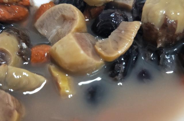 花胶黑豆汤 花胶黑豆煲汤有什么功效