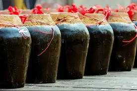 每天晚上喝二两白酒，身体会怎样？喝白酒能延年益寿，预防肿瘤？图片