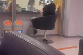 “男子故意1次取1元逼哭柜员”冲上热搜！网友吵翻，银行回应→图片