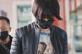 小鬼王琳凯穿衣品味惹争议，身上图案疑似低俗，明星审美需正能量图片