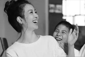 胡军妻子卢芳，来自云南盛产美女之地，培养出优秀儿子康康图片