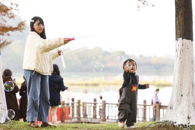 【图集】冬日暖阳 月亮湖公园里游客多