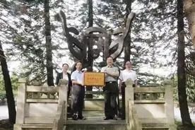 国防科技大学授予兴义八中“优质生源基地”图片