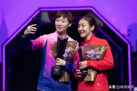 想要给父母买房的王曼昱，在击败陈梦夺得冠军后，为何亲吻项链？图片