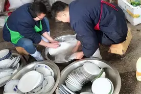 50岁后不好找工作？这5种工作虽然挣不了大钱，但也不愁养家图片