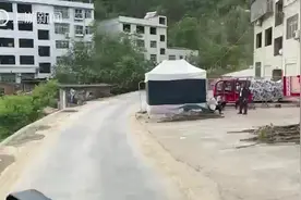 巨石滑落将挖掘机挤压到悬崖边，消防破拆救出司机图片