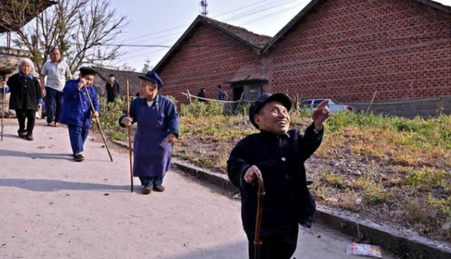 与世隔绝“矮人村”：三四岁停止生长身高仅半米多，10里地走一天