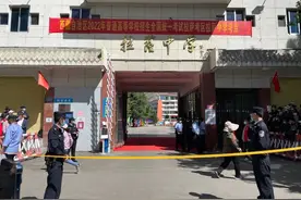 高考首日，拉萨公安全力以“护” 助梦前行图片