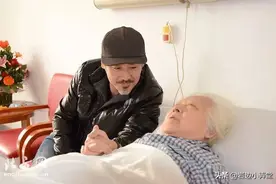 中年男保姆诉苦：月薪1万是还可以，可每天要为70岁老人端屎端尿图片