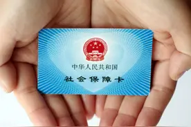 领了社保卡的朋友注意了，2件事情要及时处理，看完尽快叮嘱家人图片