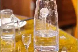 一瓶500ml的酒，实测倒出来竟然不足1斤，这是酒厂的“骗局”吗？图片