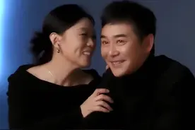 61岁吴琼和小15岁老公补拍结婚照，巧露香肩郎才女貌，互动太深情图片