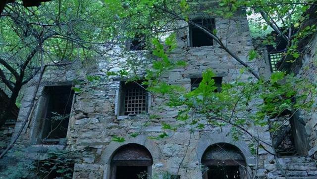 "封门村"有多神秘?主播夜黑风高闯进村子,晚上又报警求救