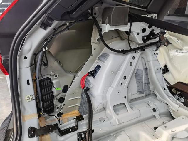 谁说隔音必须做全车才有效果?沃尔沃xc60升级俄罗斯阿德萨隔音