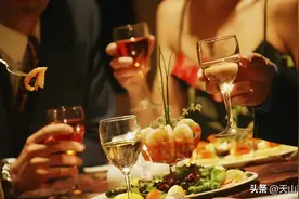 过年聚餐时有没喝完的酒能兜走吗？内行人：可以，但要注意3不拿图片