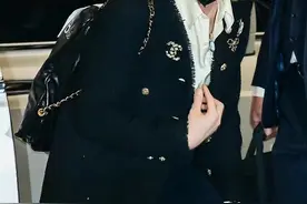 权志龙出国造型大爆火！穿女装依旧顺眼，小香风外套配丝巾太潮了图片