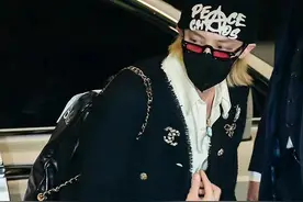 权志龙出国造型大爆火！穿女装依旧顺眼，小香风外套配丝巾太潮了图片