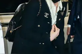 权志龙出国造型大爆火！穿女装依旧顺眼，小香风外套配丝巾太潮了图片