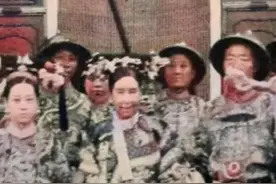 晚清何模样？慈禧唯一笑脸照，李莲英眼神有杀气，义和团背大砍刀图片