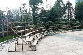 集体照大合影拍摄，前排椅子数量比例要合适图片