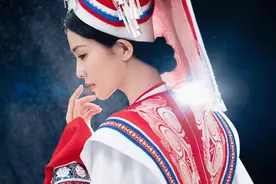 湖南台春晚造型要封神！白鹿一身民族风惊艳亮相，绝对是全场赢家图片