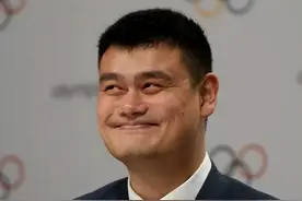 43岁姚明全家游公园！身型发福令人担忧，13岁女儿1米9引发热议图片