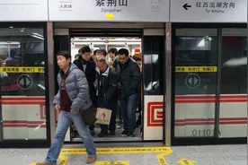 为何地铁停车时门总能对那么准？是电脑控制的吗？3分钟了解真相图片