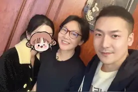 闫妮与范明儿子聚会！皮肤白嫩冻龄似少女，豪宅内素面朝天接地气图片
