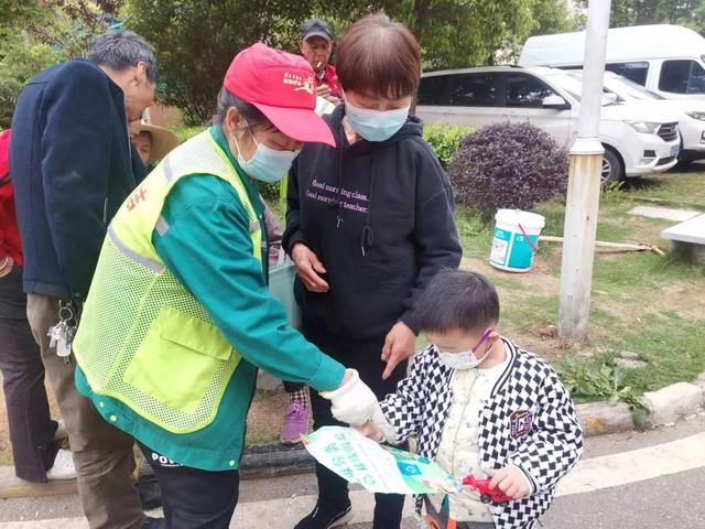 东湖新技术开发区豹澥街分类专班黄金堂社区开展清洁家园活动