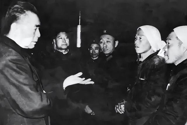 1966年邢台，周总理乘机赶往灾区，途中罕见发火：赶快下去