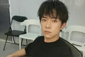 易烊千玺的事情持续发酵，粉丝量跌破9000万，四鸭四存话题被热议图片