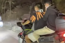 重庆90后摩托骑士偏向火山行：每晚来回十多趟，凌晨和车友在地上休息图片