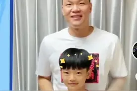 朱芳雨与大儿子罕见同框！现任身材苗条气质佳，前妻携子独自生活图片