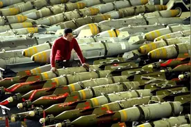 美国给乌克兰提供了区区100万发炮弹，就已经把库存搬空了？图片