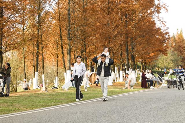 【图集】冬日暖阳 月亮湖公园里游客多