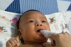 宝宝几个月开始长牙？超过“这个年龄”要当心！附长牙5信号图片